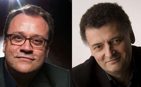 A gauche : Russell T. Davies, à droite : Steven Moffat.