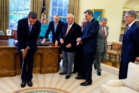 Barack_Obama_takes_a_practice_putt_in_the_Oval_Office