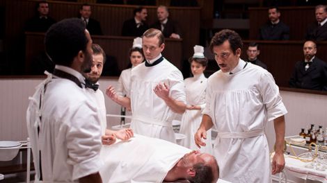 Les salles d'opération sont publiques à cette époque.