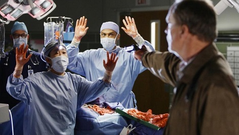 un-homme-entre-arme-dans-l-hopital